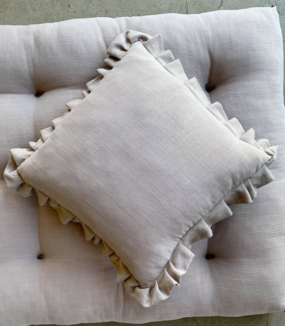 Elegant Linen Pillow with Ruffled Edges - Soft & Hypoallergenic Cushion for Home Décor